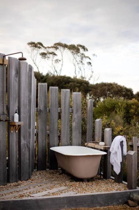 Bruny Boathouse Bed and Breakfast Alonnah Exteriör bild